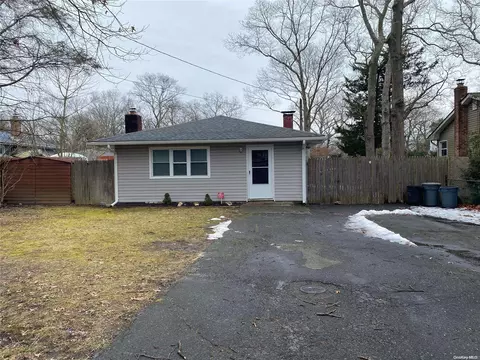 63 Stuyvesant Ave, Mastic, NY 11950