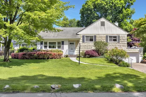 11 Beachway, North Hempstead, NY 11050