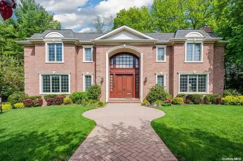 21 Hickory Dr, North Hempstead, NY 11021