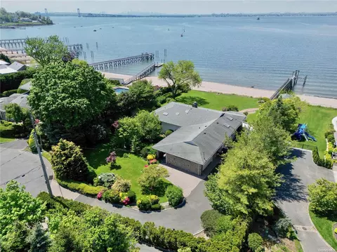 13 Locust Cove Ln, North Hempstead, NY 11024