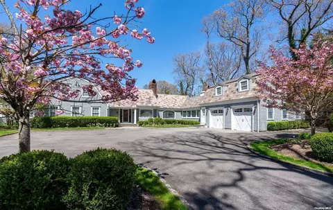 3 Woodedge Ln, Glen Head, NY 11545