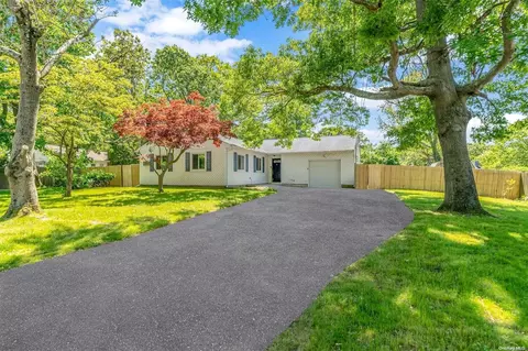 150 Pauls Path, Coram, NY 11727