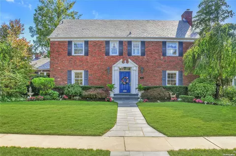 20 Bulson Rd, Rockville Centre, NY 11570
