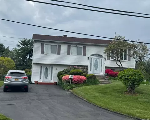 9 Charter Ave, Dix Hills, NY 11746