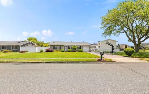 11 Dolphin Ln W, Copiague, NY 11726