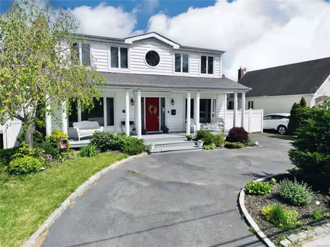 95 Doris Ave, Franklin Square, NY 11010