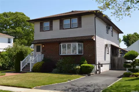 275 Commonwealth St, Franklin Square, NY 11010
