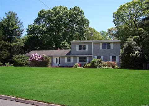 14 Summerset Dr, Smithtown, NY 11787