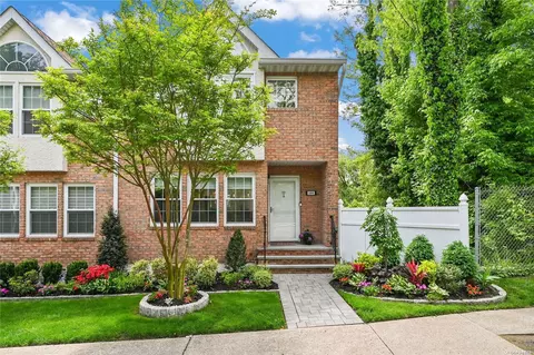 300 Hendrick Ave #300, Glen Cove, NY 11542