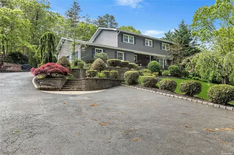 28 Mcarthur Ln, Smithtown, NY 11787