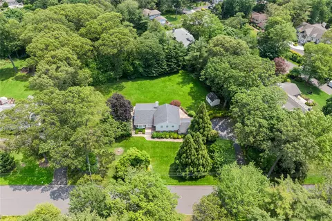 21 Kodiak Dr, Woodbury, NY 11797