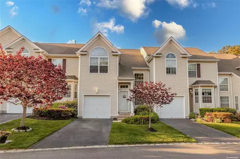 182 Kettles Ln #182, Medford, NY 11763