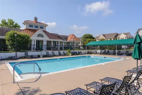 315 E Overlook #315, North Hempstead, NY 11050