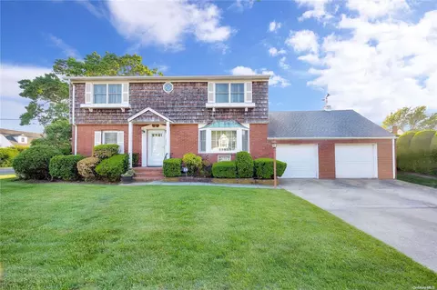 30 Kent St, Farmingdale, NY 11735