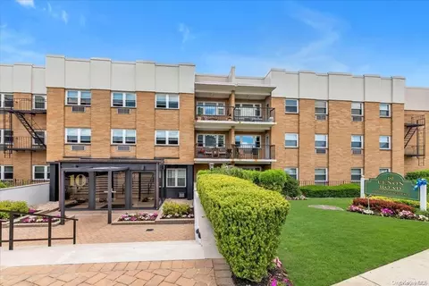 10 Lenox Rd #2G, Rockville Centre, NY 11570
