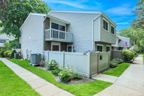 236 Springmeadow Dr #A, Holbrook, NY 11741