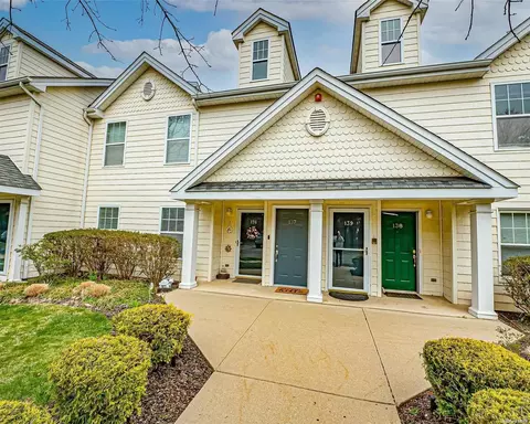136 Brattle Cir #136, Melville, NY 11747