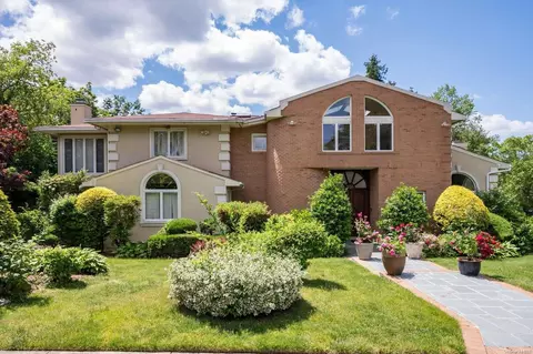 101 Schoolhouse Ln, North Hempstead, NY 11577