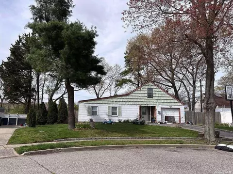 3 Hillberry Cir, Holbrook, NY 11741