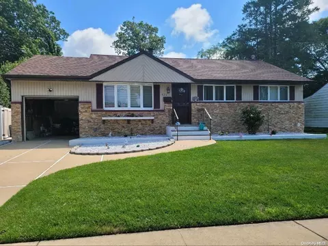 17 Pepper Cir E, Massapequa, NY 11758