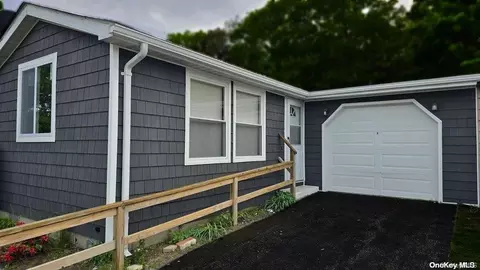 135 W Village Cir #135, Manorville, NY 11949