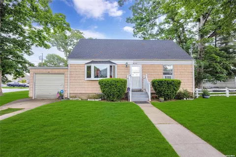 143 Cartwright Blvd, Massapequa Park, NY 11762