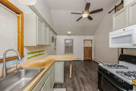 765 Meadow Rd, Smithtown, NY 11787