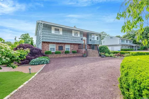 300 Oak Neck Ln, West Islip, NY 11795