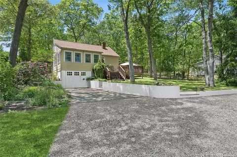 42 W Tiana Rd, Hampton Bays, NY 11946