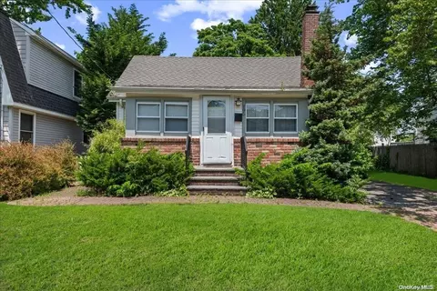 195 Columbus Ave, West Babylon, NY 11704