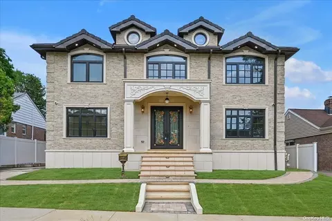 64-09 251st St, New York, NY 11362