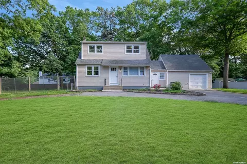 64 Park Ln, Medford, NY 11763