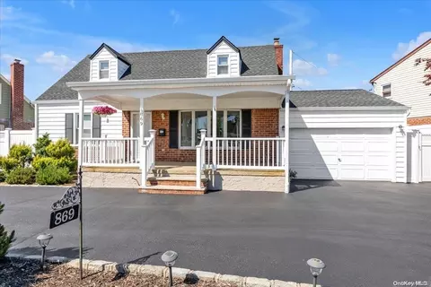 869 Center Dr, Franklin Square, NY 11010