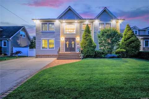 46 W Henrietta Ave, Oceanside, NY 11572