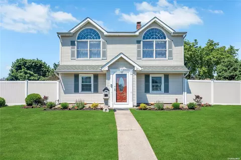 2 Rock Ln, Levittown, NY 11756