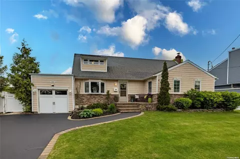 630 N Chicot Ave, West Islip, NY 11795