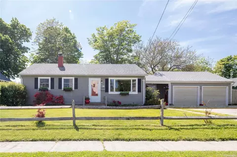 413 6th St, Greenport, NY 11944