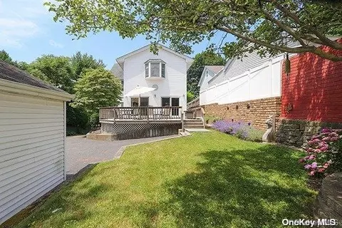 18 Knoll Pl, Glen Cove, NY 11542