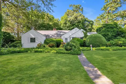 163 Round Hill Rd, North Hempstead, NY 11577