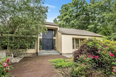 5 Colt Pl, North Hempstead, NY 11568