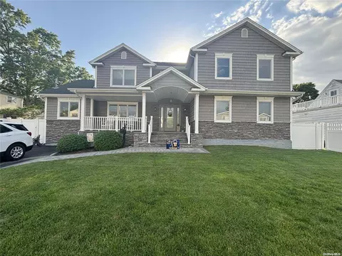 562 Center Chicot Ave, West Islip, NY 11795