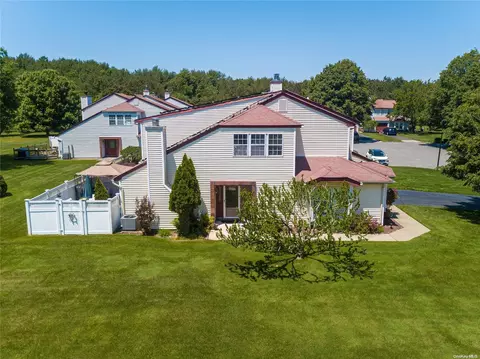 15 Braddock Ct #15, Coram, NY 11727
