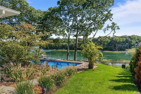 900 Fox Hollow Rd, Mattituck, NY 11952