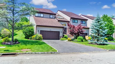 62 The Gln #62, Glen Head, NY 11545