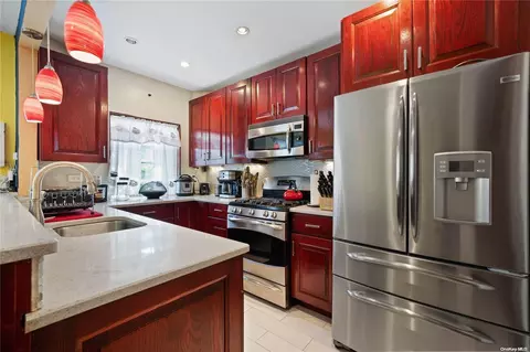 33-21 70th St, New York, NY 11372