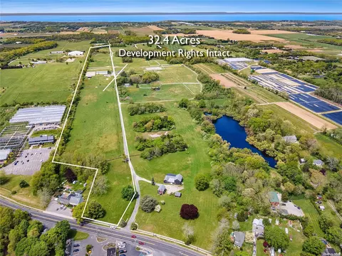 1386 Main Rd, Riverhead, NY 11947