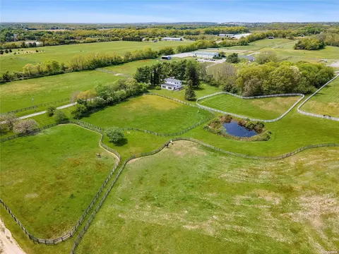 1394 Main Rd, Riverhead, NY 11947