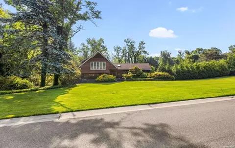 25 Fairway Ct, North Hempstead, NY 11576