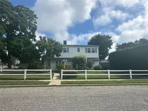 30 Target Ln, Levittown, NY 11756