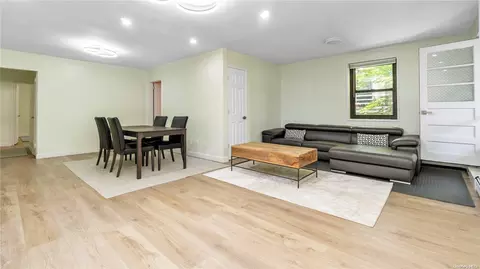 25 Park Pl #3D, North Hempstead, NY 11021